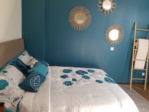 Tweepersoonskamer (Bleu) | Een bureau, geluiddichte muren, gratis wifi, beddengoed