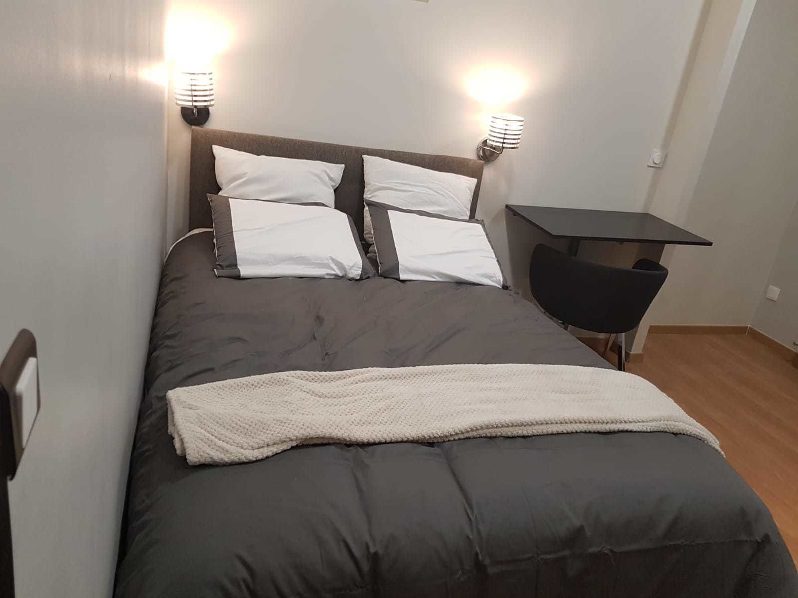 書桌、隔音、免費無線上網、床單