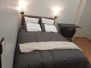 Een bureau, geluiddichte muren, gratis wifi, beddengoed