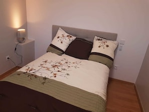 Escrivaninha, quartos à prova de som, Wi-Fi de cortesia, roupa de cama