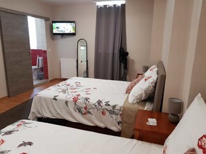 Een bureau, geluiddichte muren, gratis wifi, beddengoed