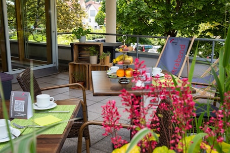 Free daily buffet breakfast