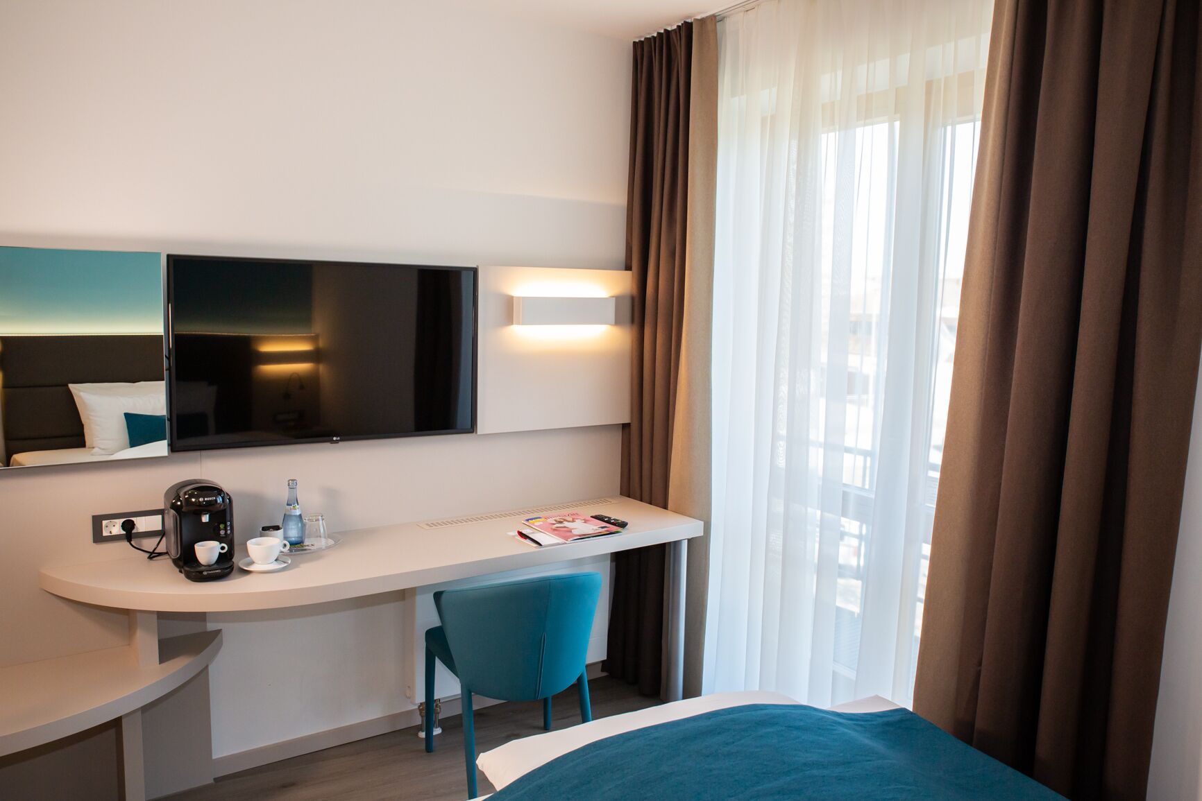 comfort room (french bed 1.40m) | hypo-allergenic bedding, desk, laptop workspace, blackout curtains