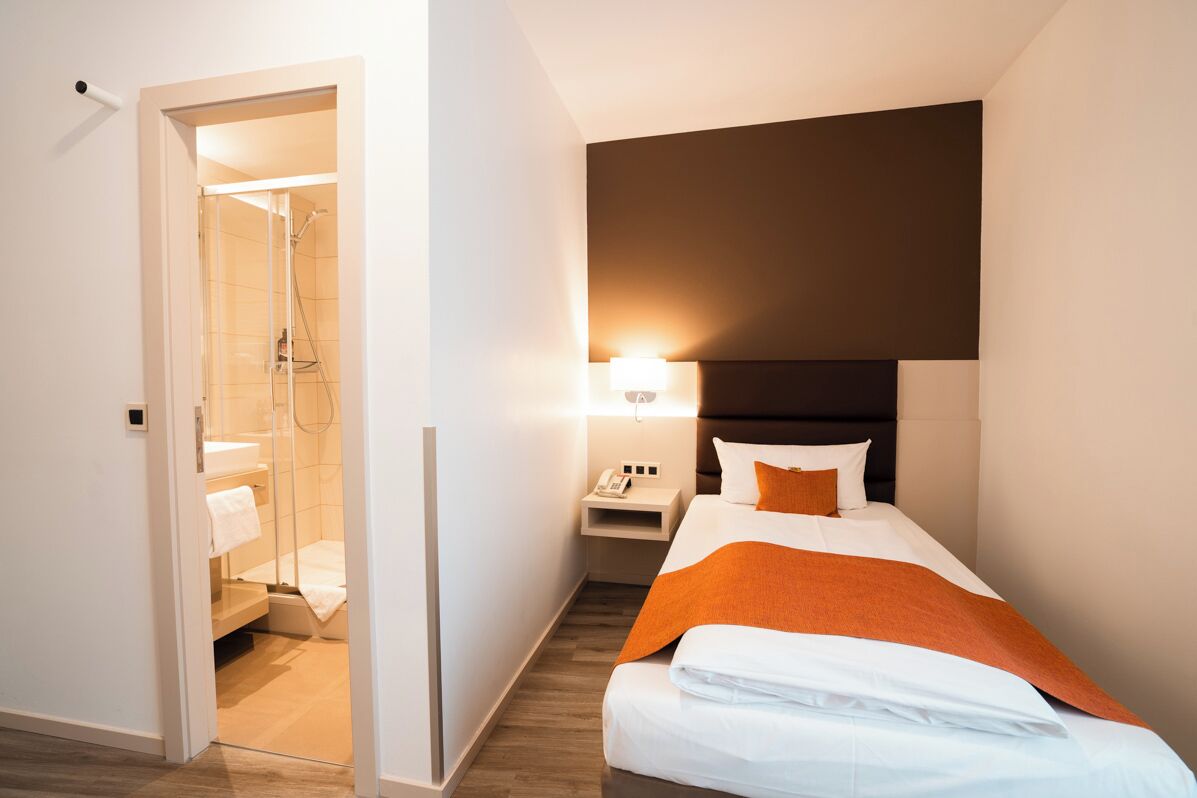 Business Single Room | Hypo-allergenic bedding, desk, laptop workspace, blackout drapes