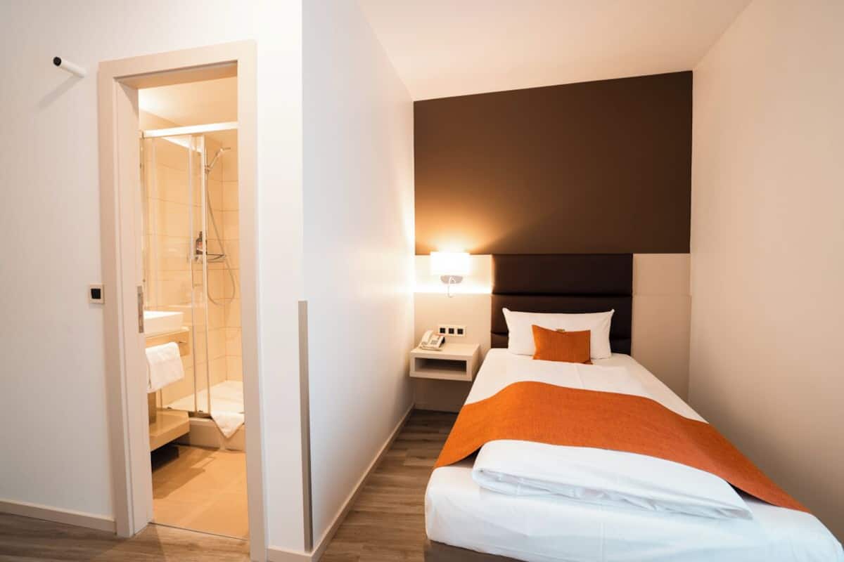 Business Single Room | Hypo-allergenic bedding, desk, laptop workspace, blackout drapes