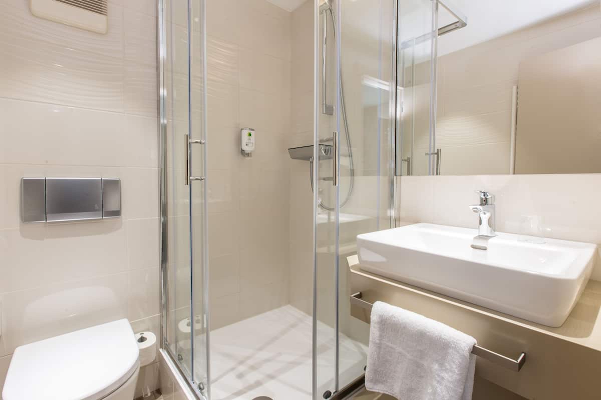 business single room | bathroom | free toiletries, hair dryer, towels