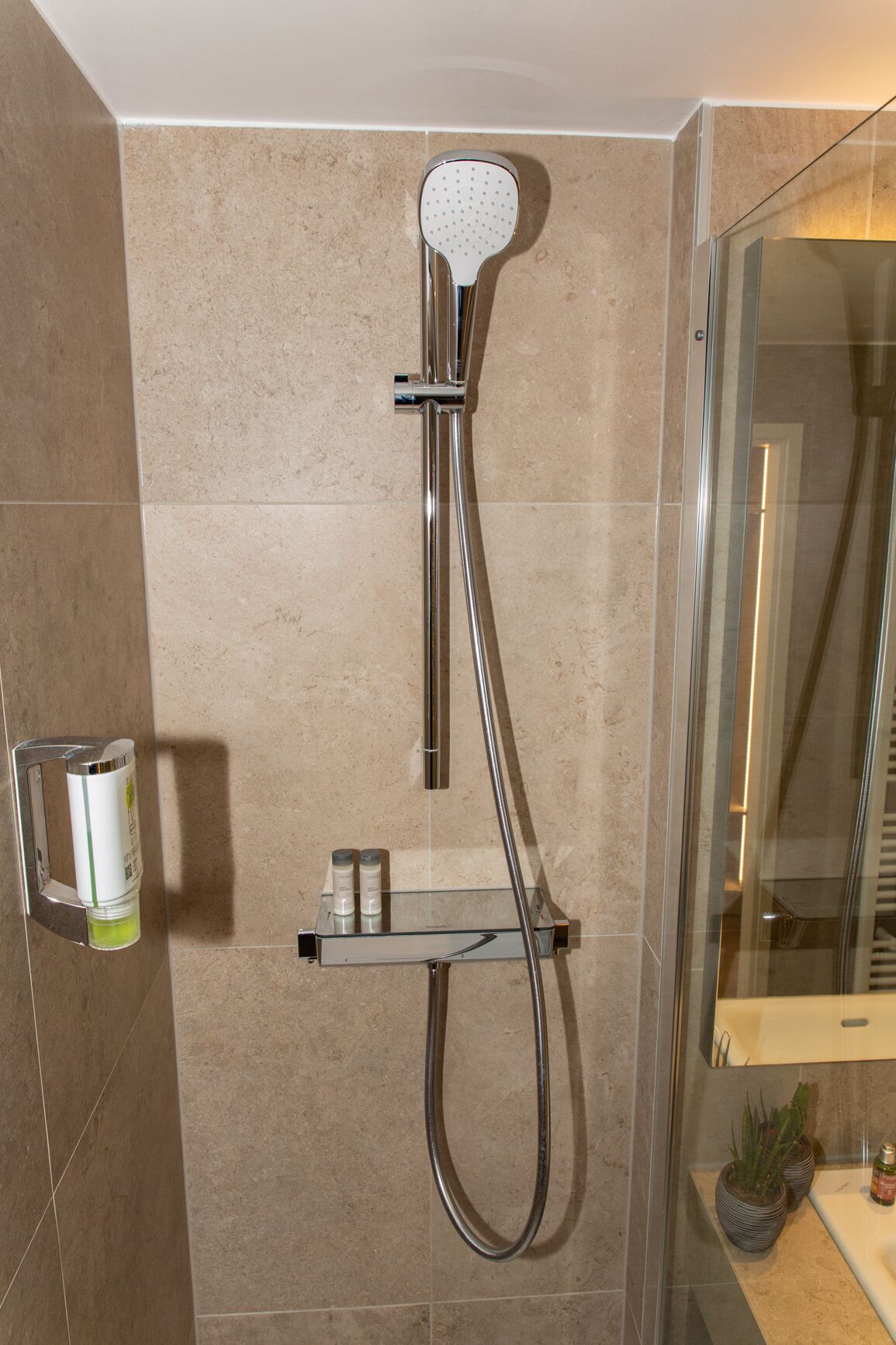 deluxe room | bathroom | free toiletries, hair dryer, towels