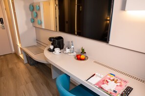 Comfort Room (french bed 1.40m) | Hypo-allergenic bedding, desk, laptop workspace, blackout drapes - Hotel Kapuziner Hof (Biberach an der Riss)