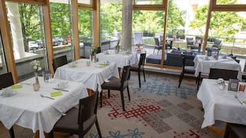 朝食 (ビュッフェ)、毎日提供 (無料)