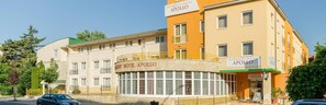A hotel with a circular lobby, multiple floors, and a sign indicating it's the Hunguest Hotel Apollo. - Hunguest Hotel Apollo (Hajduszoboszlo)