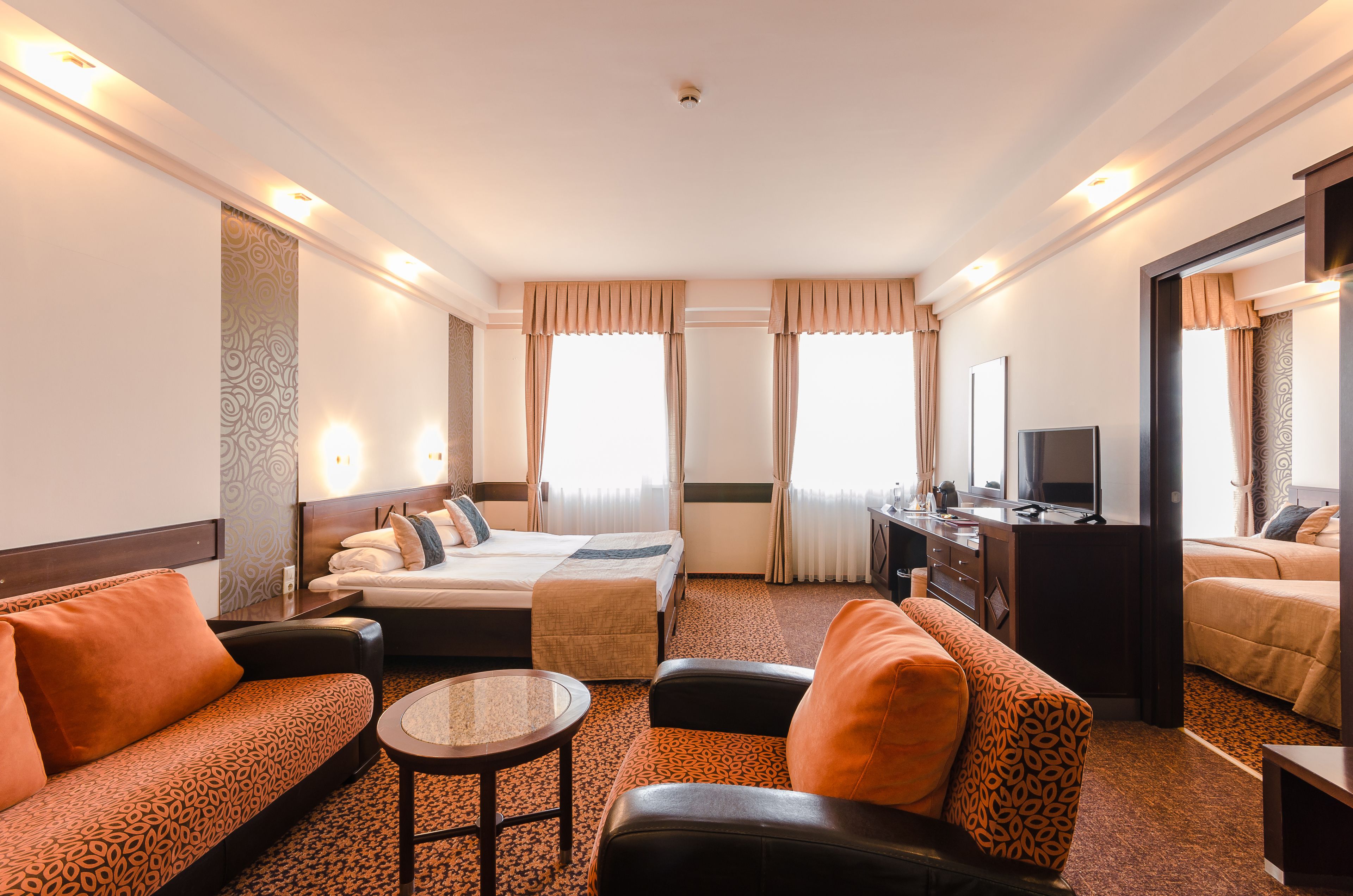 Căn hộ dành cho gia đình, 2 phòng ngủ | Minibar, két bảo mật tại phòng, màn/rèm cản sáng, bộ trải giường 