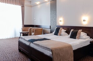 Minibar, coffres-forts dans les chambres, rideaux occultants