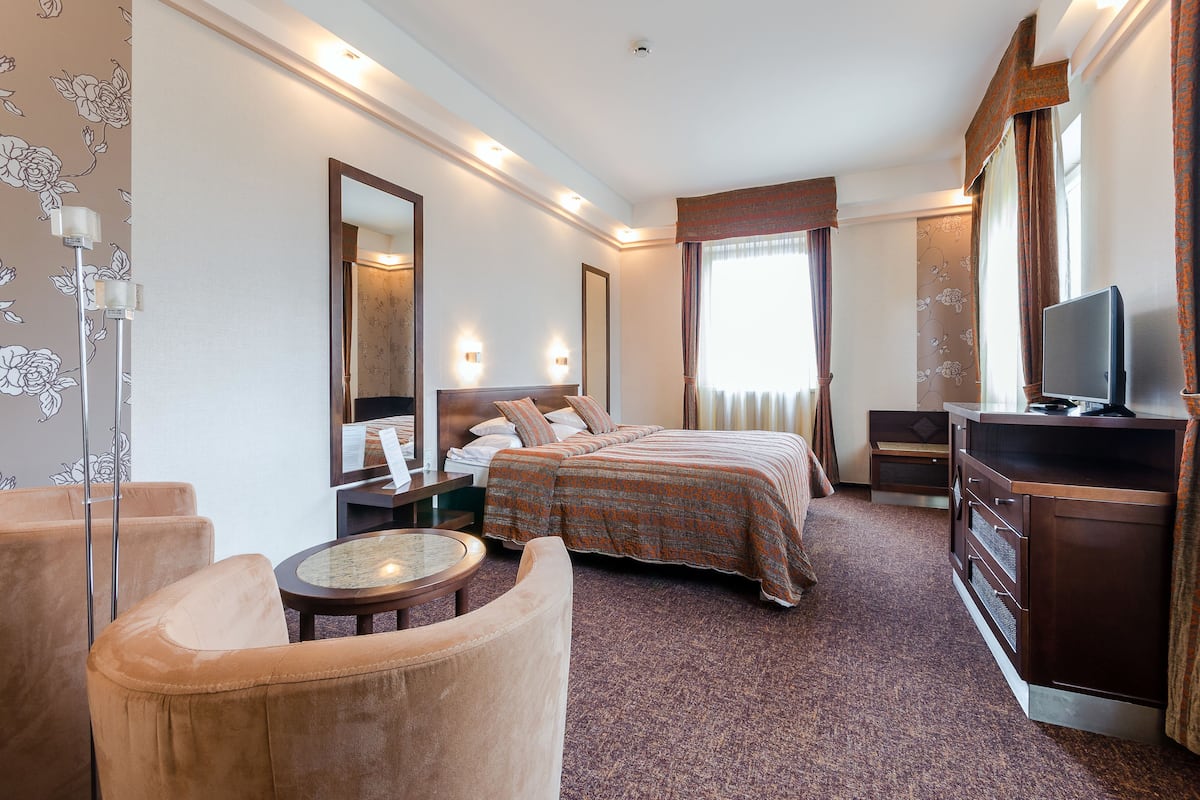 Luxury Suite | Minibar, in-room safe, blackout drapes, bed sheets