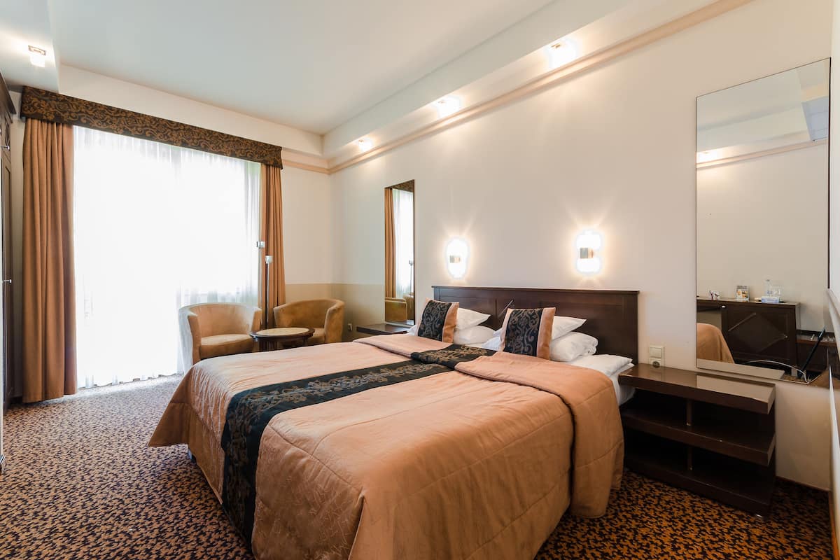 Premium Double Room | Minibar, in-room safe, blackout drapes, bed sheets