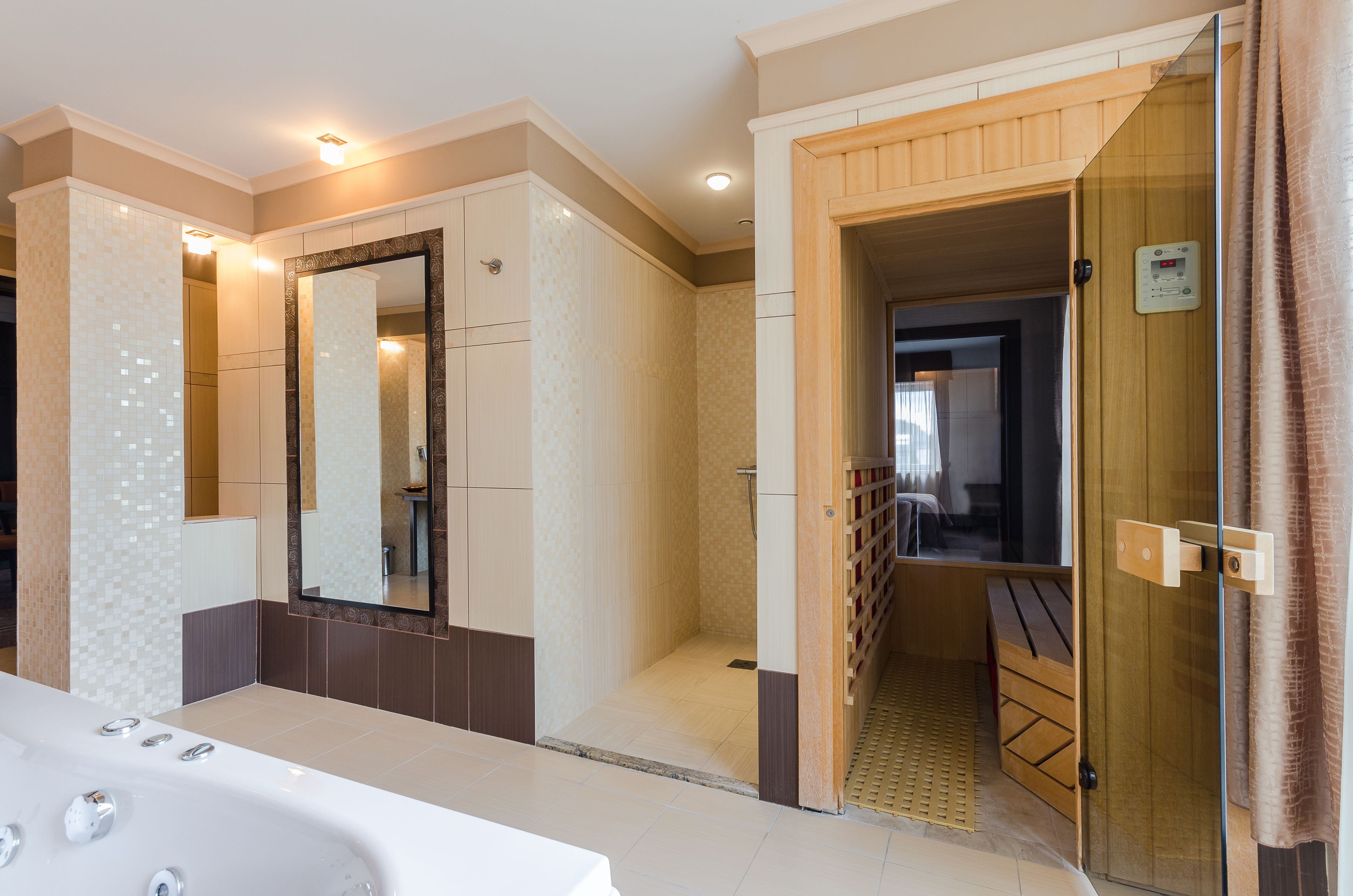 Suite de lujo | Baño | Tina profunda, amenidades de baño gratuitas, secadora de cabello, batas 