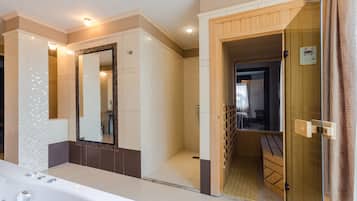 奢華套房 | 浴室 | 全浸式浴缸、免費盥洗用品、吹風機、浴袍