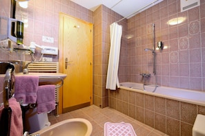 Combined shower/tub, deep soaking tub, bidet, towels