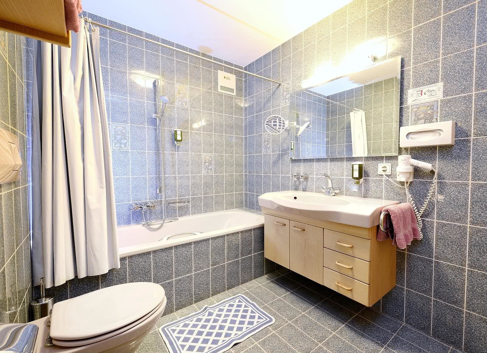 Combined shower/bathtub, deep-soaking bathtub, bidet, towels