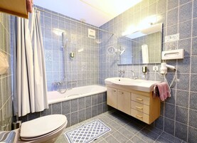 Ducha y bañera combinadas, bañera profunda, bidé y toallas