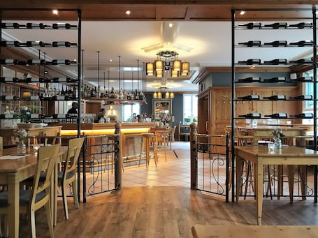 Restaurant. Hotel Schloss Friedestrom