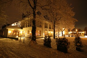 Fachada de la propiedad por la tarde o noche