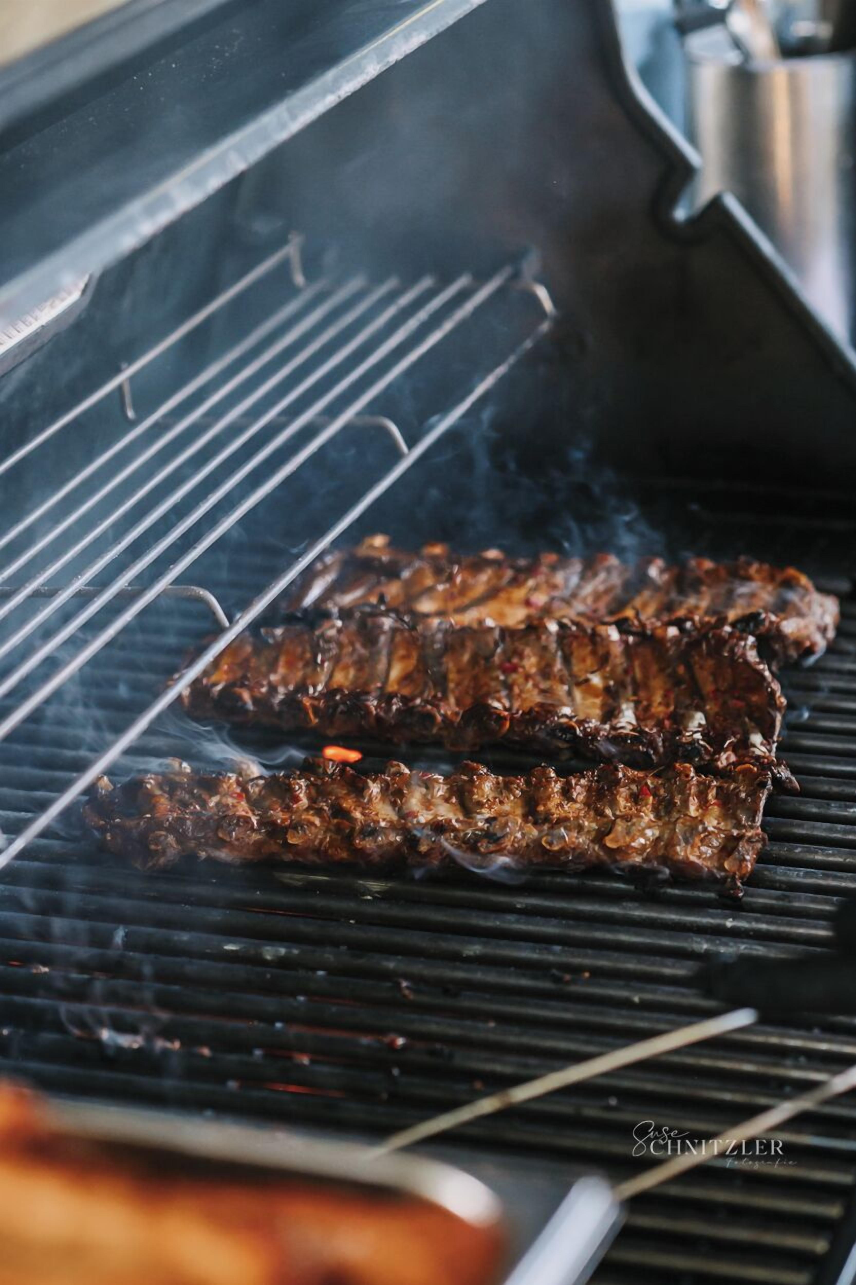 Ein Grill mit gebratenem Fleisch.