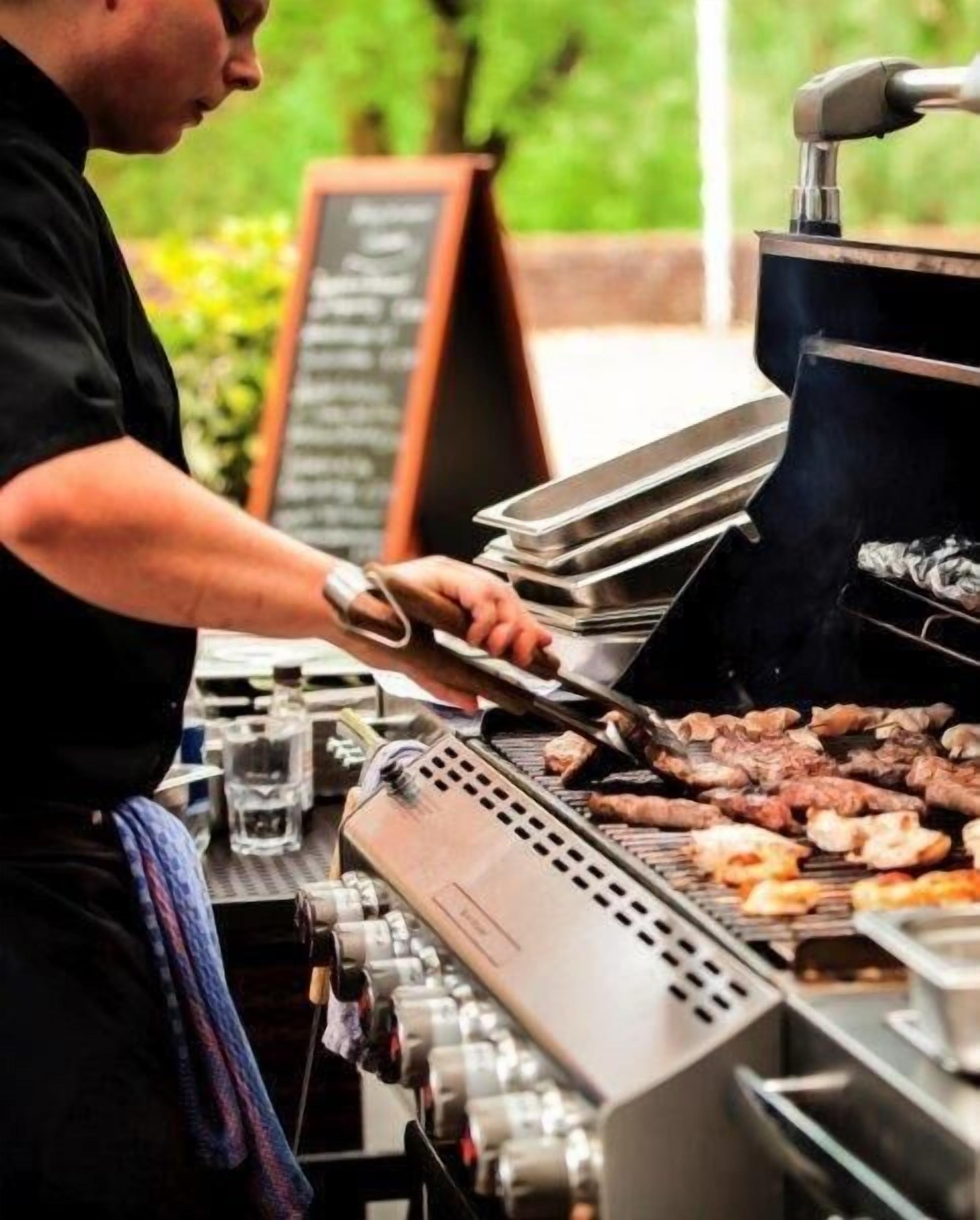 Iemand barbecuet vlees buiten.