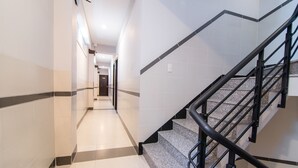 Un pasillo moderno de hotel con una escalera.