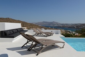 Piscine extérieure (ouverte en saison), chaises longues
