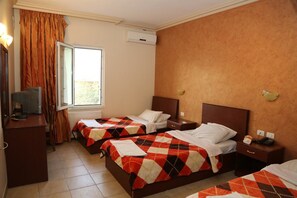Desk, blackout curtains, free cots/infant beds, free WiFi - Rumman Hotel (Madaba)