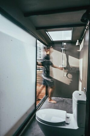 Panorama-dobbeltværelse - 1 dobbeltseng | Badeværelse | Bruser, gratis toiletartikler, hårtørrer, håndklæder