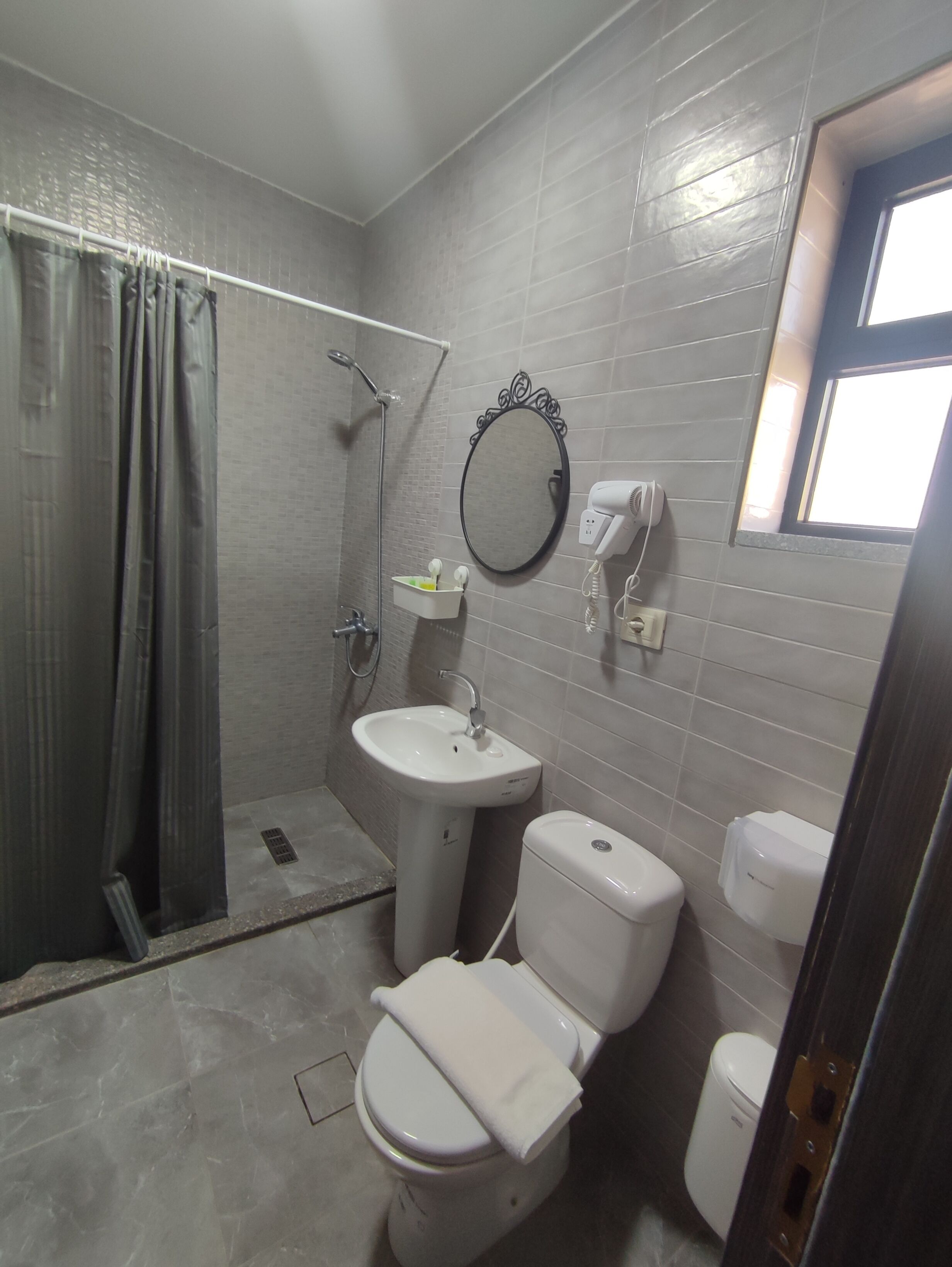 double room, 1 king bed | bathroom | shower, free toiletries, bidet