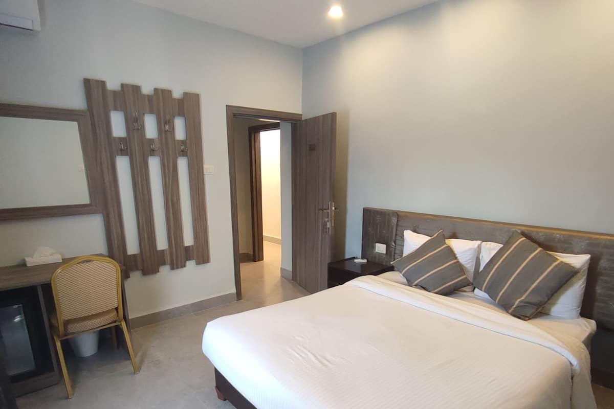 Double Room, 1 King Bed | In-room safe, desk, blackout drapes, cribs (free)