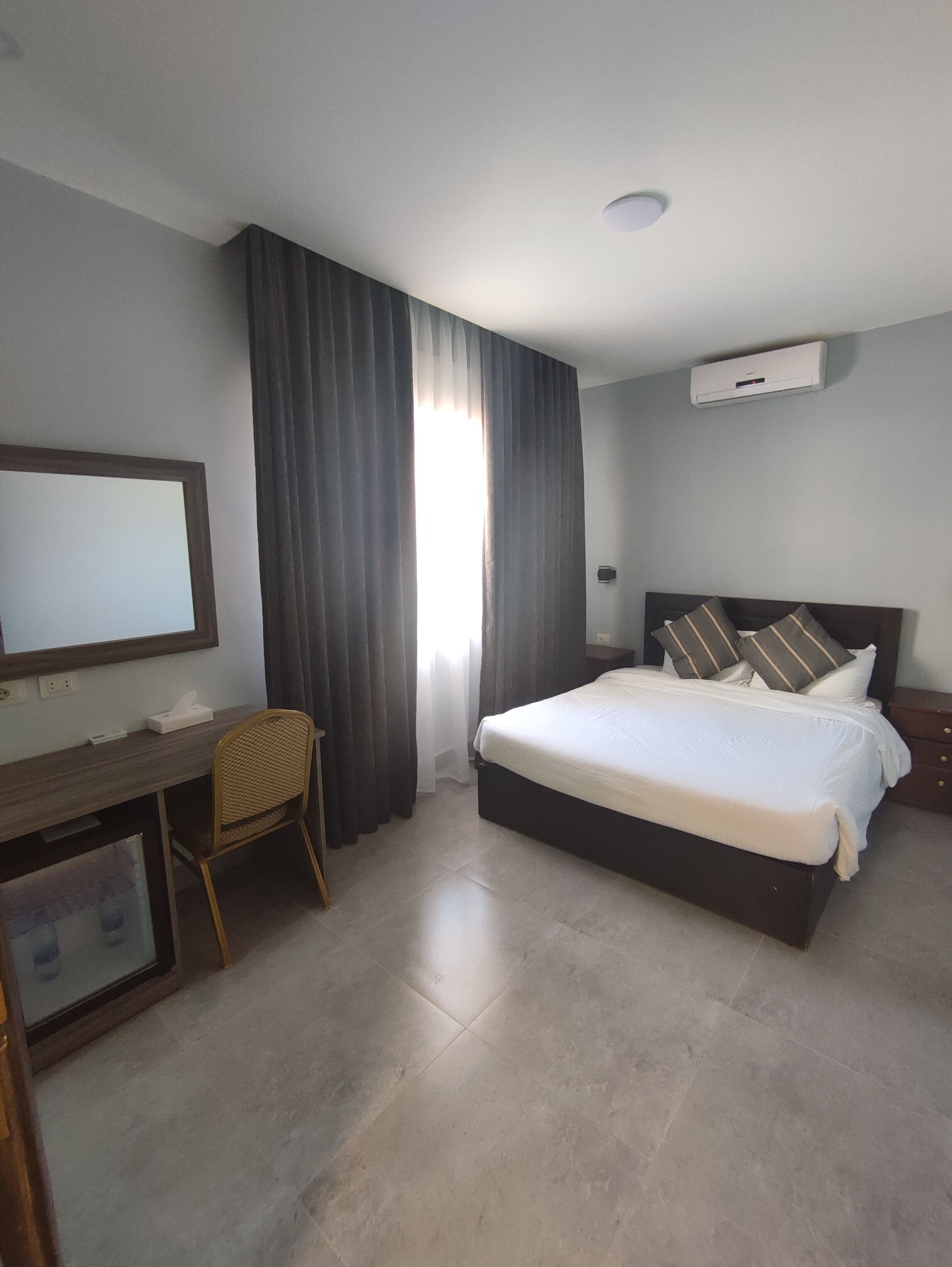 double room, 1 king bed | in-room safe, desk, blackout curtains, free cots/infant beds