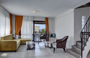 Villa | Wohnzimmer | 24-Zoll-LCD-Fernseher mit Satellitenempfang