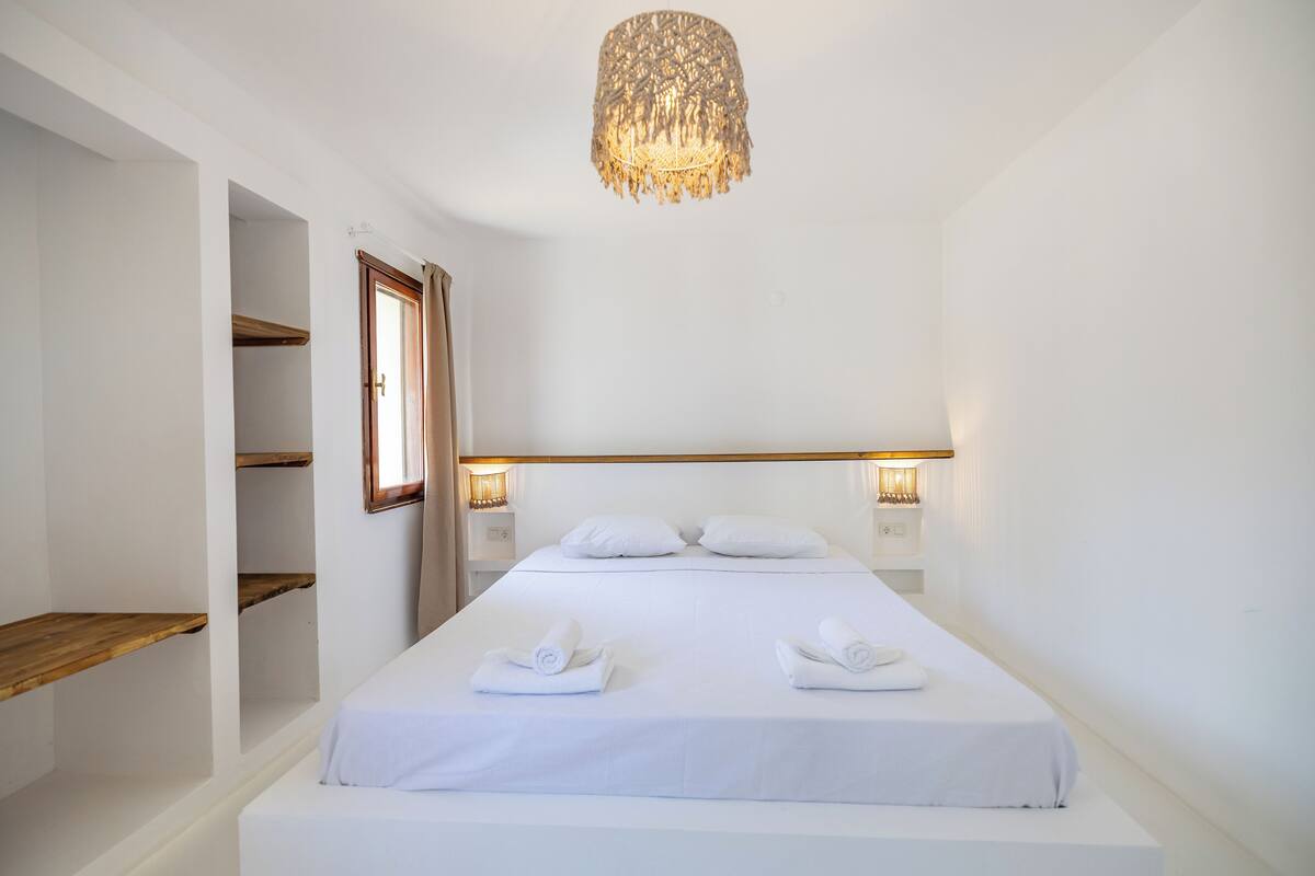 Family Suite | Minibar, desk, WiFi (free), bed sheets