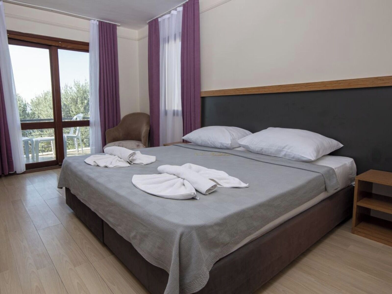 Triple Room | Minibar, desk, free WiFi, bed sheets