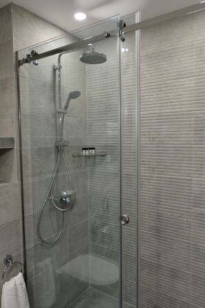 Bathroom shower - Hotel Garnet Tbilisi (Tbilisi)