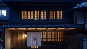 住宿正面 (夜晚)