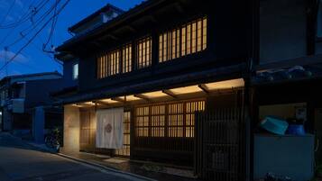 Fachada del alojamiento - Noche