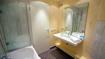 Suite | Baño | Amenidades de baño gratuitas y toallas
