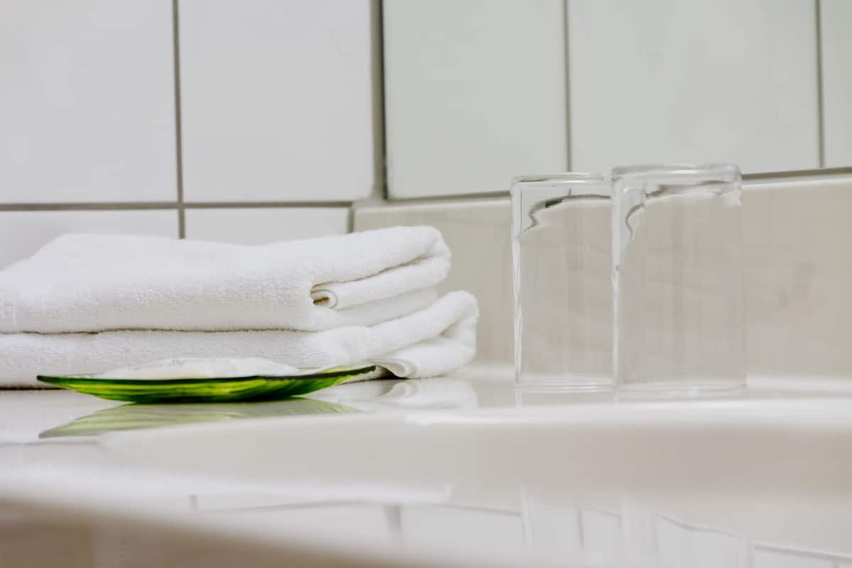 comfort single room | bathroom | free toiletries, towels