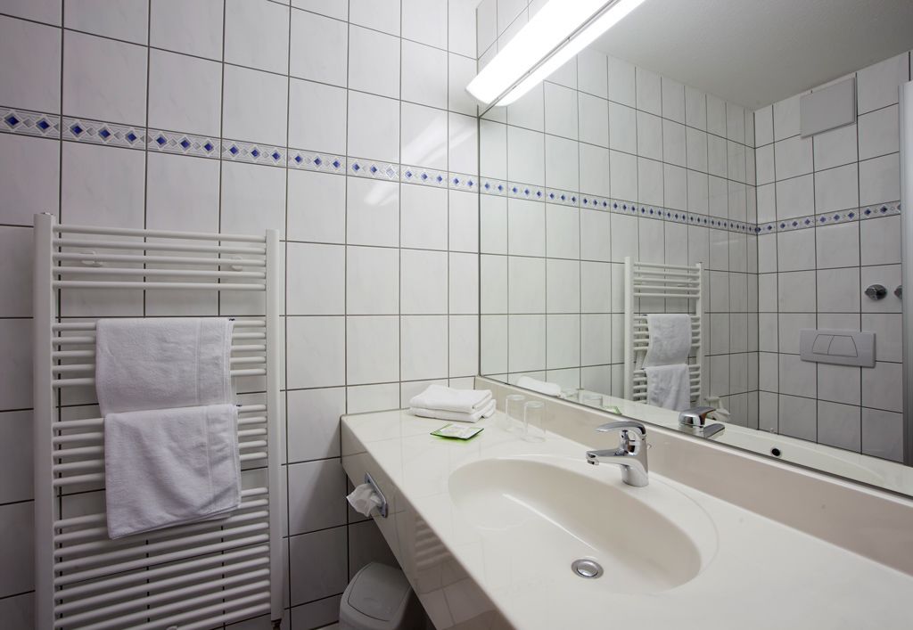 free toiletries, towels