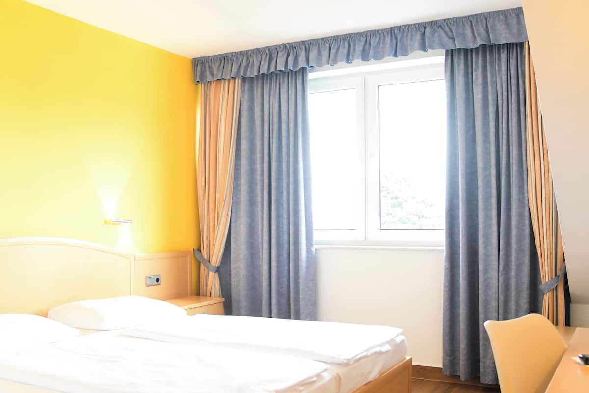 Double Room | Meja, langsir/tirai gelap terus, kalis bunyi, seterika/papan seterika