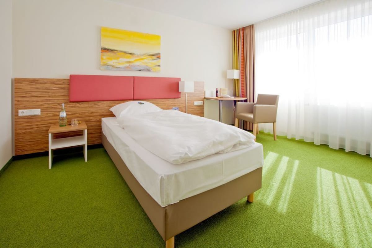 Schreibtisch, Verdunkelungsvorhänge, schallisolierte Zimmer