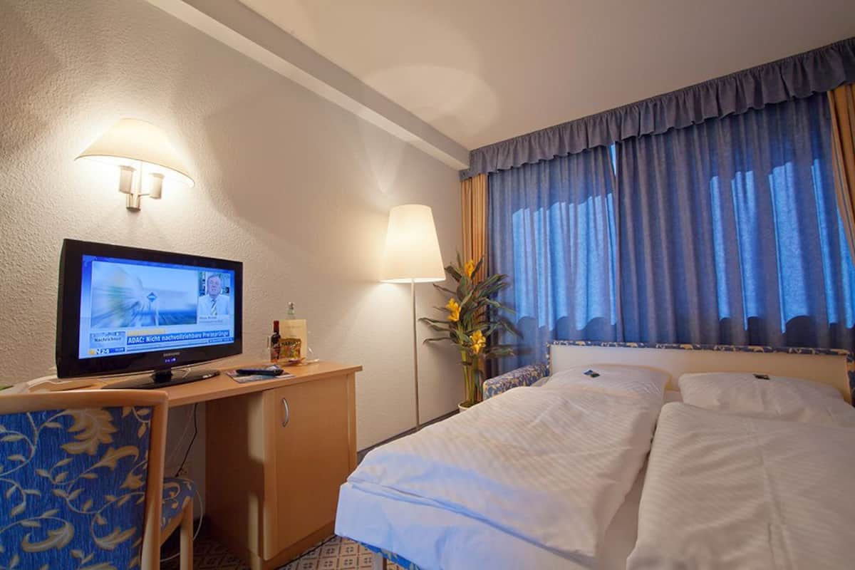 Family Room | Meja, langsir/tirai gelap terus, kalis bunyi, seterika/papan seterika