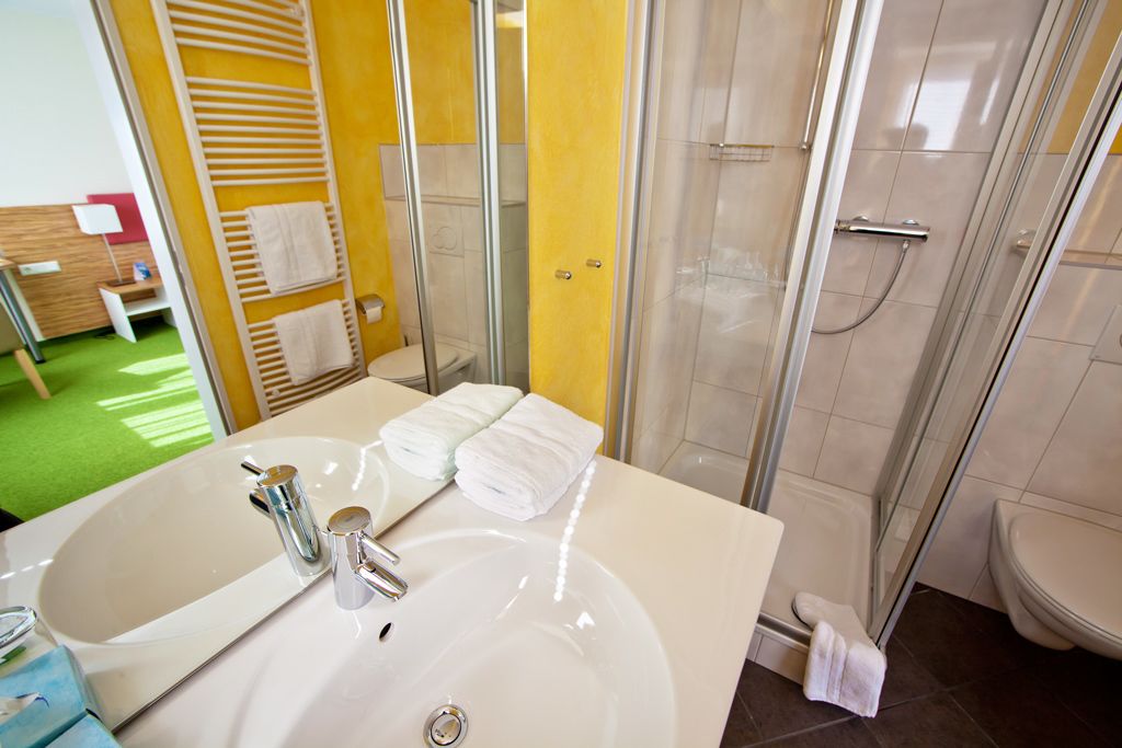 comfort double room | bathroom | free toiletries, towels