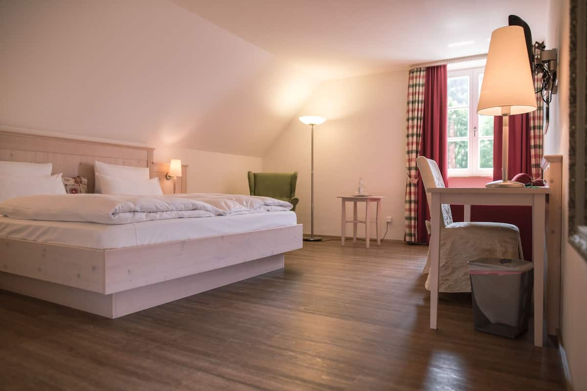 In-room safe, desk, soundproofing, free WiFi