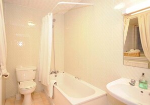 Free toiletries, hair dryer, towels - Ferrybridge Hotel (Dunfermline)