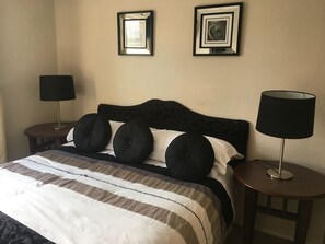 Individually decorated, iron/ironing board, bed sheets - Ferrybridge Hotel (Dunfermline)